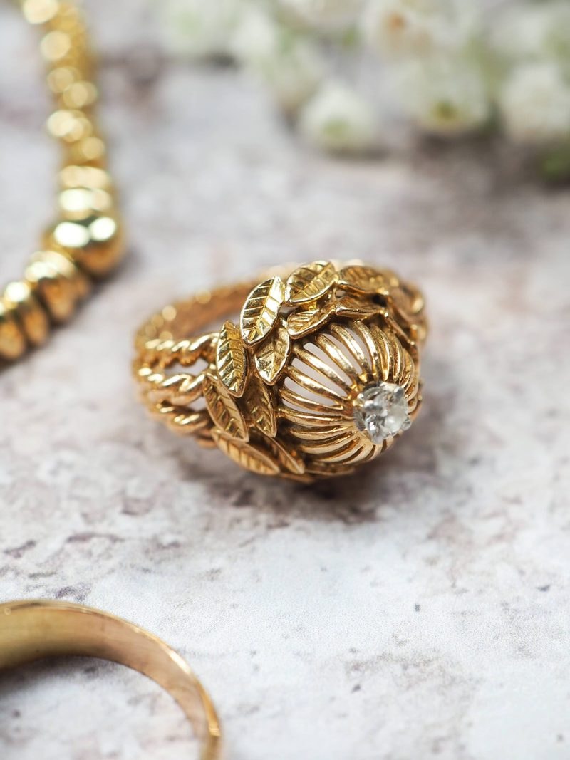 Bague dôme aux motifs floraux, or jaune et diamants