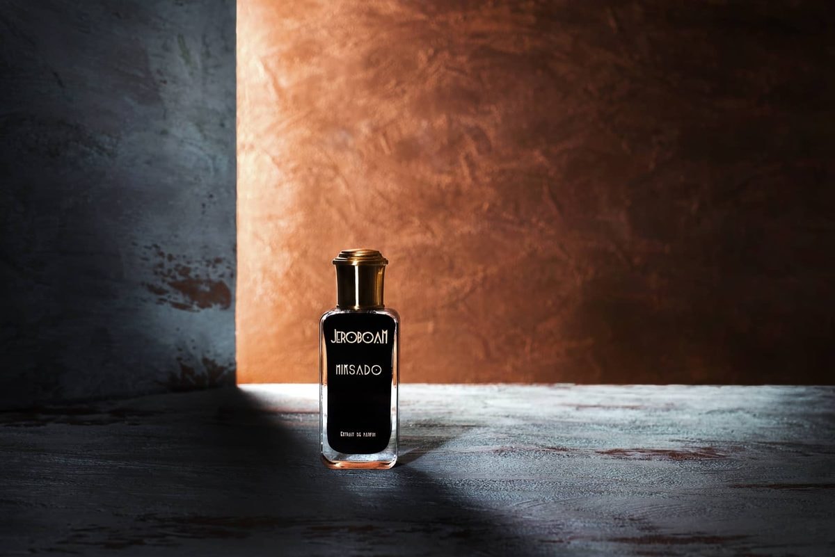 Flacon de parfum Miksado sur fond cuivré
