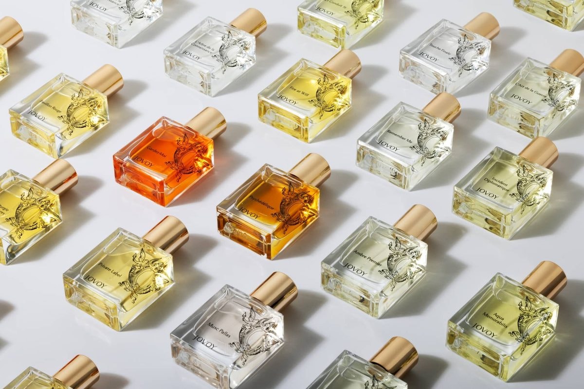 Flacons de parfum alignés, vue de dessus