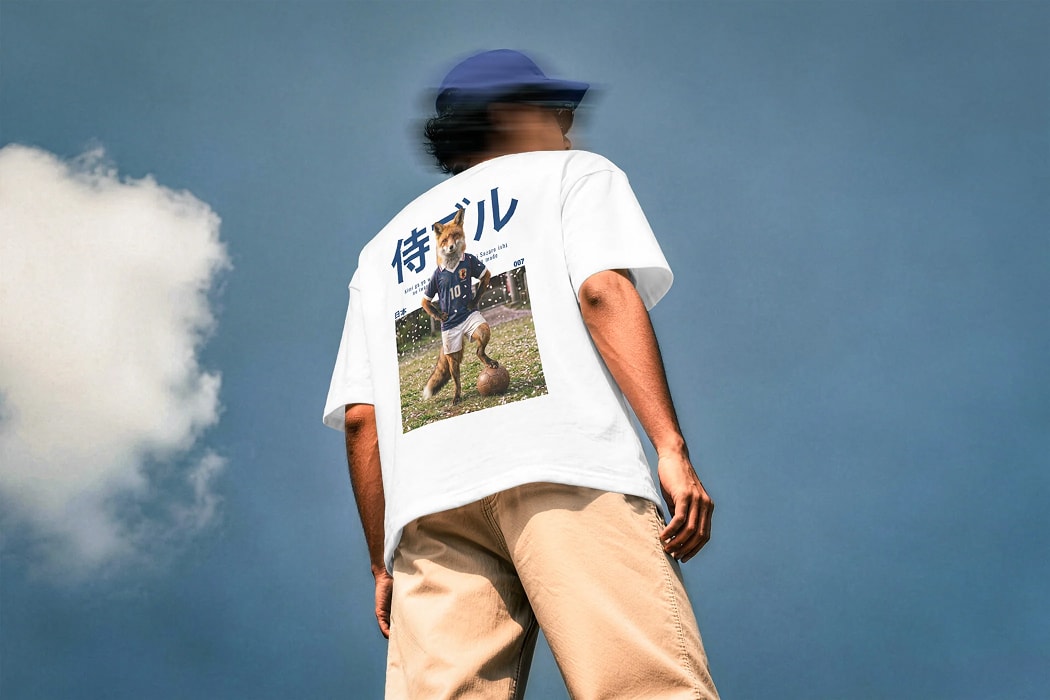 Homme de dos portant un t-shirt La Panenka, ciel bleu