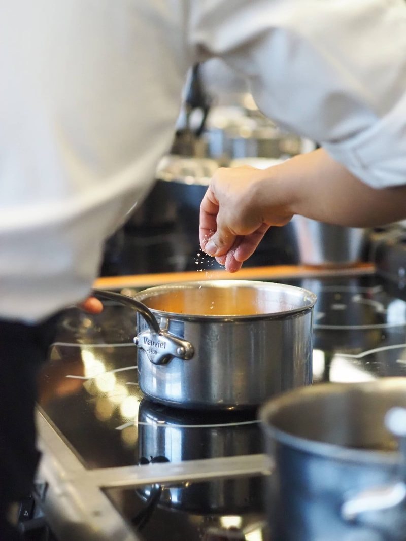 Chef en cuisine, casserole sur le feu